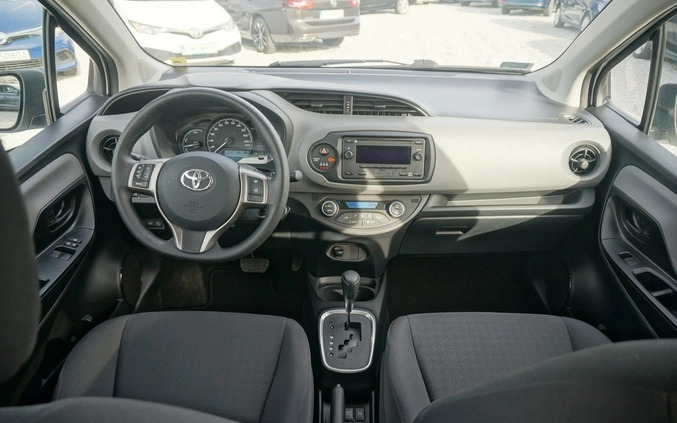 Toyota Yaris cena 48400 przebieg: 99445, rok produkcji 2019 z Knurów małe 529